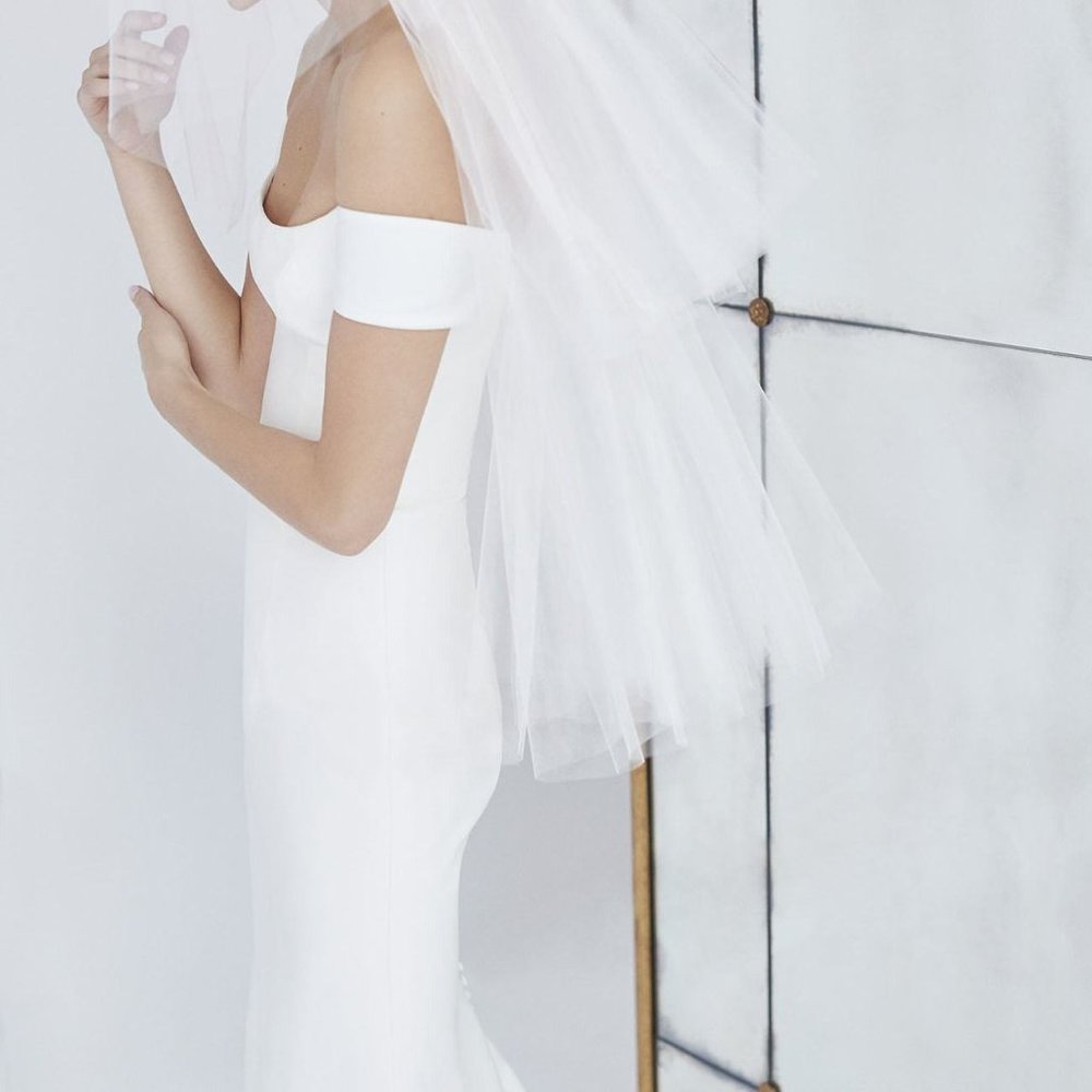 Carolina Herrera Wedding Dress - Picture 5 of 5